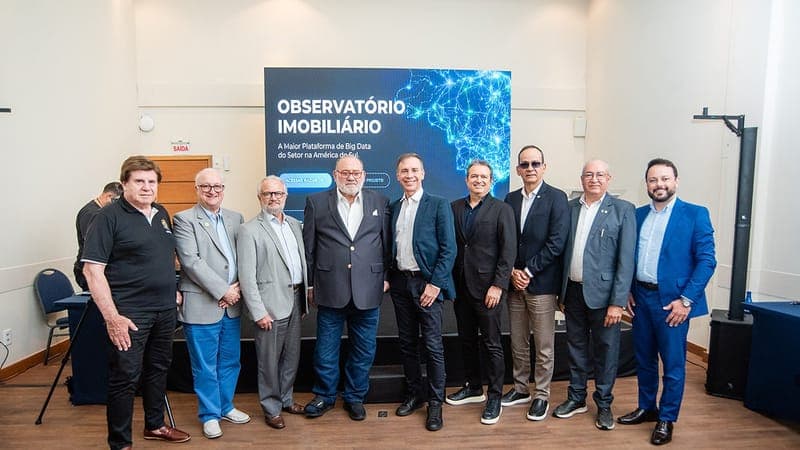 Lançamento do Observatório Imobiliário Brasileiro, com os participantes diante do painel do projeto